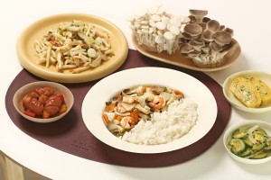 신품종 버섯 급식 메뉴(고기느타리 덮밥과 백색느타리 버섯겨자무침)
