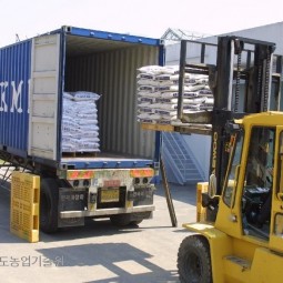 경기도에서 평양 인근에 조성한 벼 시험재배 단지에 사용될 비료들이 콘테이너 박스에 선적되고 있다.