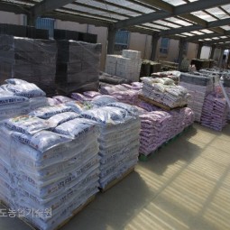경기도에서 평양인근에 조성한 벼농사 시험포장에 공급될 비료들이 북한 운송을 준비중이다.