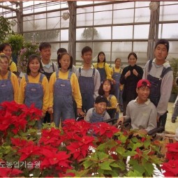 농업기술원을 방문한 일산의 장애인학교 학생들이 유리온실의 꽃들을 보며 즐거워 하고 있다. 이날은 꽃들과 만난 행복한 하루였다.
