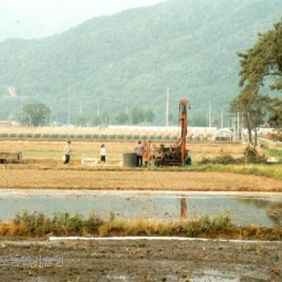 2001년 여름가뭄을 극복하기 위해 연천 들판에서 논에 관정을 파고 있다.