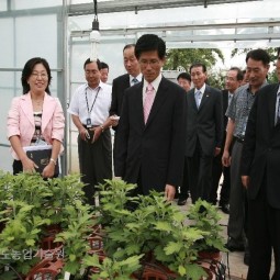 김문수 경기도지사가 농업현장을 방문하여 관계관들로 부터 농업현황을 청취하였다.
