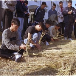 제48회 4-H 경진대회에 참석한 학생들이 전통농업에서 이용되었던 새끼줄꼬기 경진을 하고 있다. 얼마나 빨리, 제대로 새끼줄을 꼬는야가 관건이다.