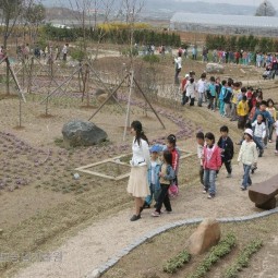 농업기술원에 소풍온 초등학교 학생들이 지난해 새롭게 조성된 자원식물연구원을 둘러보고 있다.
