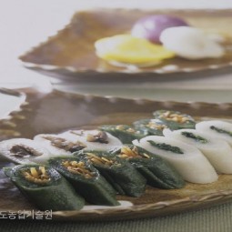 버섯을 비롯한 여러가지 재료를 이용해만들어 한국적인 단아한 느낌이 가득한 음식이다